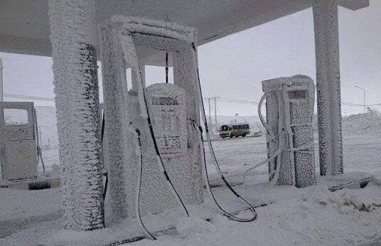 AzAlRajhi's tweet photo. Northern Part of #SaudiArabia covered in #Snow
#SaudiSnow
#SnowMan
#snowday https://t.co/tvhSWnQSTS