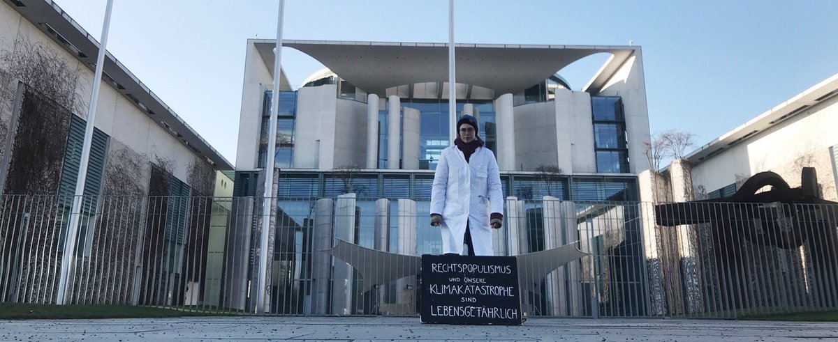 Jeden Wochentag steht die Ärztin @annaMangei vor dem Kanzler*innenamt und warnt vor der #Lebensgefahr, die von  #Rechtspopulismus und #Klimakatastrophe ausgehen.

#b1701 #berlin #mitte #klimakrise #klimawandel #stopadani #everydayClimateStrike @healthforfuture <a href="/RegSprecher/">Stefan Kornelius</a>