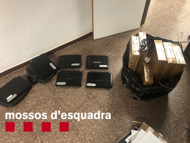 matarocat's tweet photo. NOTÍCIA // Enxampat in fraganti un lladre quan intentava robar dins d’un institut de Mataró
https://t.co/n1Z6wmlqqA https://t.co/ZPHT9WQd9W