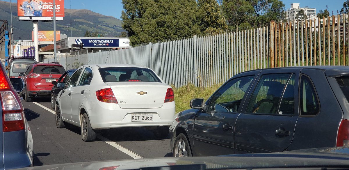jbgordillo's tweet photo. Srs @AMTQuito control en la Simón Bolívar cerca ekopark, conductores crean nuevo carril... viveza criolla https://t.co/DPYhVJBnV9