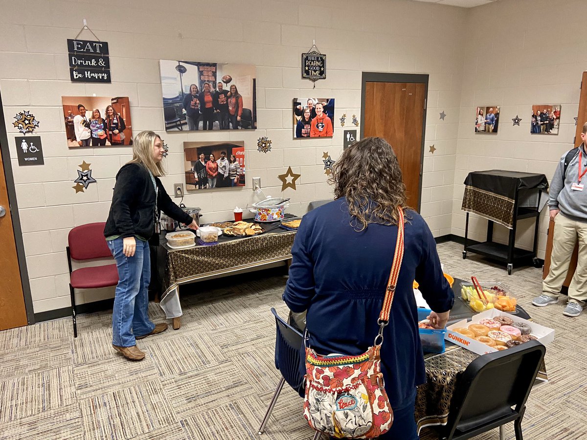 LisaPearceEdS's tweet photo. Kicking off 2020 with our #BreakfastClub food, fellowship and good music is how you kick off a Friday! #ThisIsJackson #PlayToWin #FullBellyHappyTeacher #Culture #ClimateChange ❤️❤️🙌🏼🙌🏼🔥@coachsmith05 @LeonoraClarkson @coachjohnson16 @JacksonHighSch1 https://t.co/CLZqGw4uyv