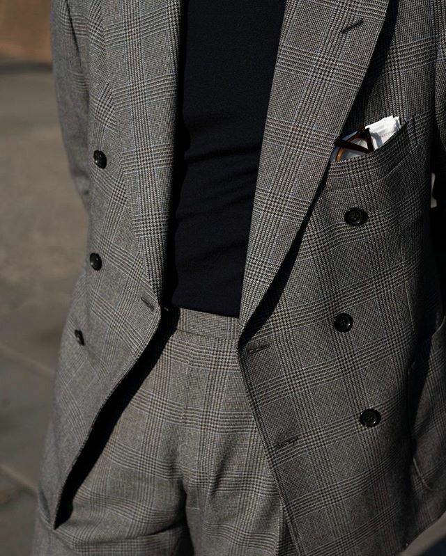 NEWTAILOR's tweet photo. Grey double breasted suit in a @huddersfieldfineworsted fabric. Here combined with a navy sweater for a casual twist to a classical shape. 📸 @j.vandegruiter
#newtailor #tailoring #doublebreasted #bespoke #suit #menswear #fw19 #ss20 #utrecht #amsterd… https://t.co/Y8qctOlv14 https://t.co/pXhOJiKl26