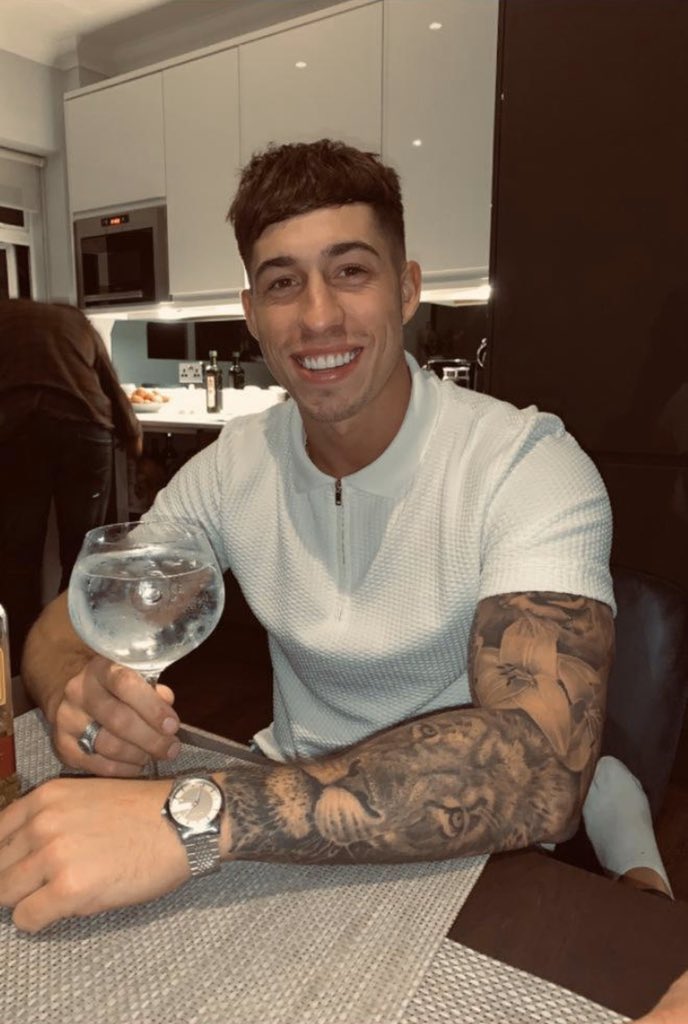 ConnorDurman's tweet photo. Cheers to the weekend ! What does everyone think will happen in tonight’s episode? @LoveIsland #LoveIsland #TeamCon https://t.co/Jqt7FZXmlg