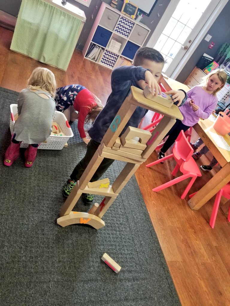 MsCarrie_LPS's tweet photo. Fun Friday! 🤪Building with letters, matching letters, mirror writing, and car sight words! https://t.co/vlJYiMszpM