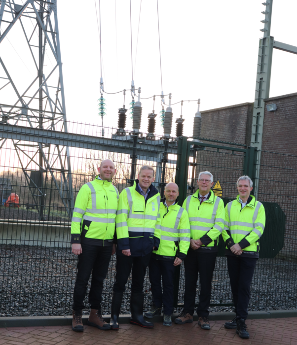 gemeenteHW's tweet photo. De stuurgroep bracht gisteren een bezoek aan het elektriciteitsstation van @Stedin in Klaaswaal als onderdeel van het opstellen van de concept-RES voor de RES-regio Hoeksche Waard dat uiterlijk op 1 juni 2020 moet worden ingediend. Voor meer informatie: https://t.co/Y8XNFp5SfG https://t.co/gmgL42SVi2