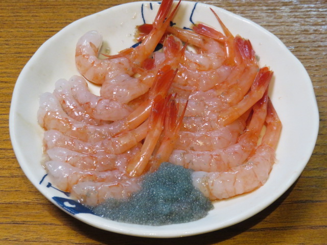 トモネコ 南蛮エビの刺身 親戚が魚屋なので子供の時から高級食材の 甘エビ 地元では南蛮エビ の刺身はお惣菜 でした 写真では分かりにくいですが 生の南蛮エビの身は半透明でプリプリです 手前の青緑の粒はエビの卵で美味いです T
