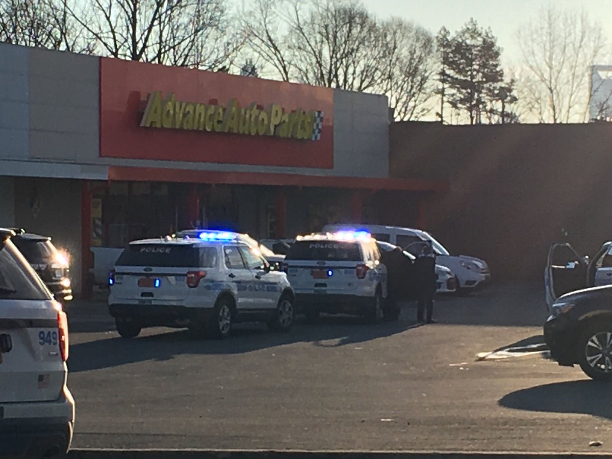 Wcnc Charlotte Breaking Heavy Police Presence At Advanced Auto Parts On Freedom Drive T Co Jstnxridx7