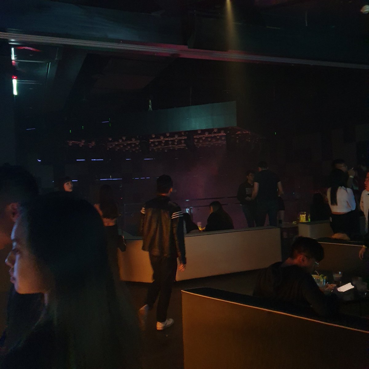 dldmswo109's tweet photo. #รีวิวผับ #Taiwan ร้าน #waveclub ถ้าพูดจีนไม่ได้ ก็จะงงๆหน่อย สี่ทุ่มแถวยาวละ แต่สองสามคือเร็วไป ค่าเข้า 500 แล้วแต่วัน ดริ้งค์อร่อย! หน้าเวทีคือดีมาก ชอบเต้นคือแบบมันส์ๆ ชอบวันไนท์คือได้แน่ๆ แต่ถ้าไม่ชอบใจต้องแข็ง ผู้ชายตื้อพอสมควร เพราะผู้หญิงน้อย #รีวิวไต้หวัน https://t.co/NECf8wNqEV