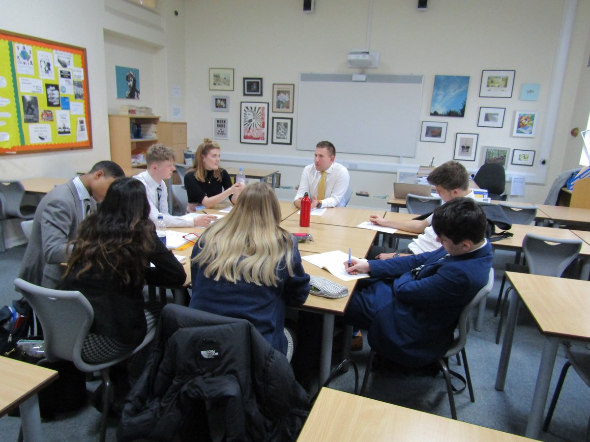 Huge thanks to Lizzie Murray (ON 2017-2019) for coming in to work with our Year 12 linguists this morning. Excellent discussions around sociolinguistics, particularly regarding social attitudes towards gender and accent. 📚 
<a href="/Nottinghamians/">Old Nottinghamians</a> @NottsHigh #somuchmore