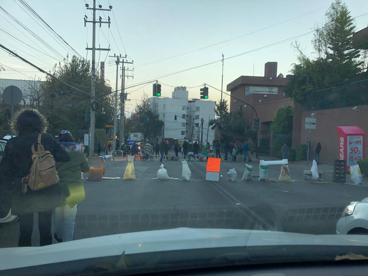 PORLASAGUILAS's tweet photo. Continúa bloqueada Calz. de las Águilas para pedir seguridad en #LasAguilas @Claudiashein @LaydaSansores. 8:00 AM #ExigimosSolucion @heraldodemexico @Pajaropolitico @EnlaceTAguilas @LasAguilasCDMX https://t.co/nGFLVeGvSW
