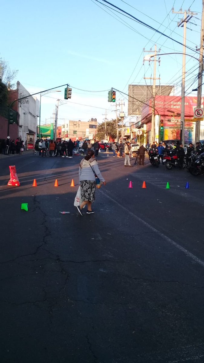 PORLASAGUILAS's tweet photo. Continúa bloqueada Calz. de las Águilas para pedir seguridad en #LasAguilas @Claudiashein @LaydaSansores. 8:00 AM #ExigimosSolucion @heraldodemexico @Pajaropolitico @EnlaceTAguilas @LasAguilasCDMX https://t.co/nGFLVeGvSW