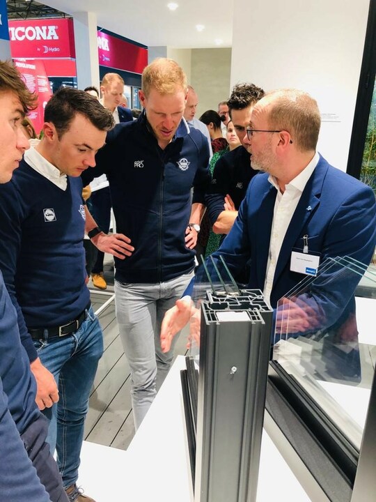 Dag 3 op Polyclose met hoog bezoek! Vandaag komt de Wolfpack zelf een kijkje nemen naar onze nieuwe serie Elegant die fantastisch is onthaald geweest door onze klanten! 👍🚴🏻♥️ #deceuninck #deceuninckquickstep #elegant #thefutureishere
