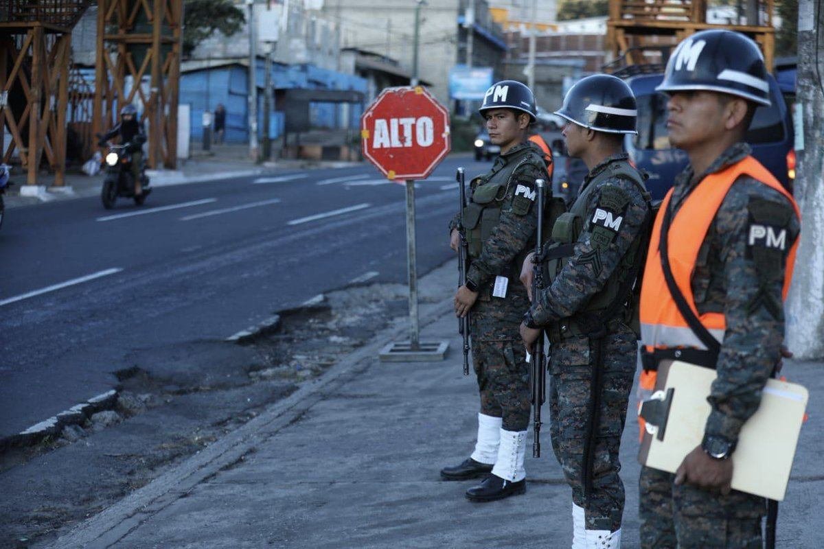 GuatemalaGob's tweet photo. Más de 2.000 elementos de la @PNCdeGuatemala y del @Ejercito_GT, están destinados para esta apoyar el Estado de Prevención. 👮🏻‍♂️👮🏻‍♀️ https://t.co/dQGZ8UtacS