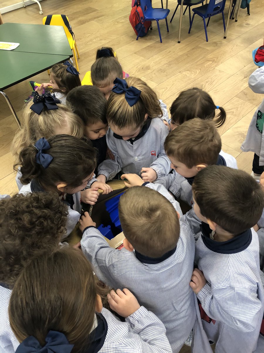 SusanaMoure's tweet photo. Hoy recibimos un regalo entre todos lo hemos abierto hemos opinado q podíamos hacer con ello , q era , para q servía . Y es q lo vamos a incorporar a nuestro circuito de estimulación temprana , parte del equilibrio. #3años https://t.co/89xOmyLEng