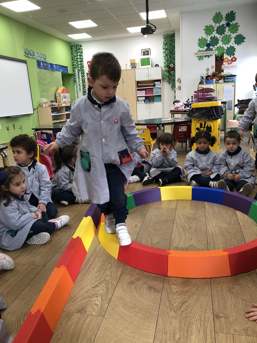 SusanaMoure's tweet photo. Hoy recibimos un regalo entre todos lo hemos abierto hemos opinado q podíamos hacer con ello , q era , para q servía . Y es q lo vamos a incorporar a nuestro circuito de estimulación temprana , parte del equilibrio. #3años https://t.co/89xOmyLEng