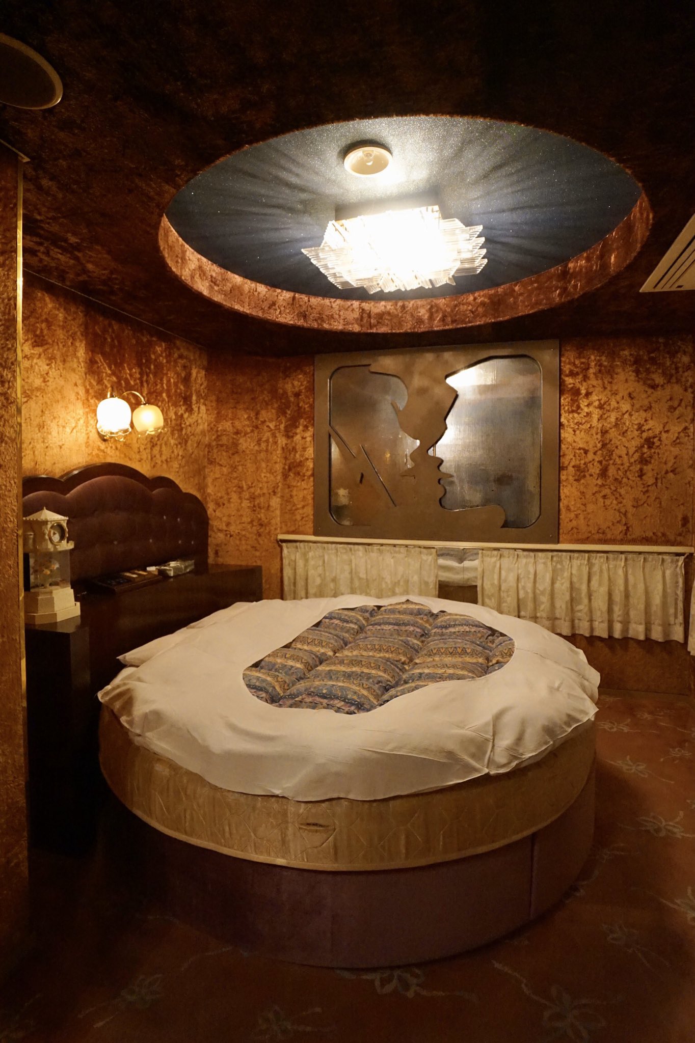 Oniさん 壁も天井も全てベロア系の素材で統一されてるラブホテルはロマンティックで超絶素敵なのだけど 一方で火事が来たらめちゃくちゃ燃えそうだなとも思ってしまい 落ち着いて眠れない T Co Krw1pzlvly Twitter