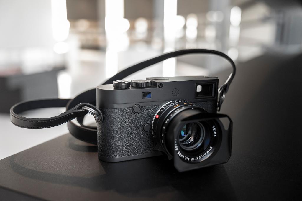 leica_camera's tweet photo. The #LeicaM10Monochrom opens the door to a new dimension of #blackandwhite #photography. Equipped with a newly developed #40MP sensor, the camera delivers an extremely high-quality rendition with breathtaking detail resolution. Learn more: https://t.co/019YMbxR8X https://t.co/eErM7gRCUf