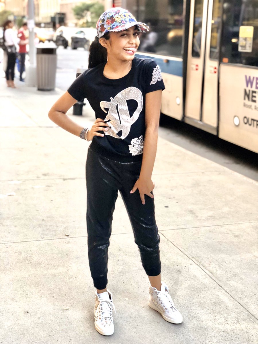 sway_bhatia's tweet photo. Fashion Friday... cause it felt like spring training in January, I had to sport my best baseball look ⚾️ 🥶 
Disclaimer: kids, don’t try this at home, keep your jacket on 🧥 #2020 #fashionfriday #teamsway 😘 #SpringTraining #BaseBall #girlpower #NoPainNoGain https://t.co/UoA4SUZvFl