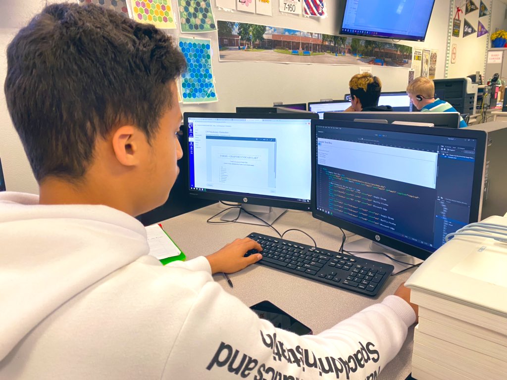 LymanDesignTech's tweet photo. When #coding #html5 forms, why is a radio button called a radio button??  ➡️ https://t.co/1UChD6hOiH💯 Using @dreamweaver for the first time this week in Web 1! #wearelyman https://t.co/3fjsOcKfgZ