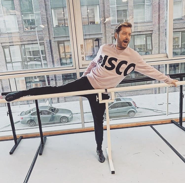 Weekend flex 💪

<a href="/brianofficial/">Brian Dowling</a> showing us his skills in our Marley floored studio 😍

T -2days till the live show, who's tuning in? 🕺

#Dwtsirl #Liffeytruststudios #Weekendvibes