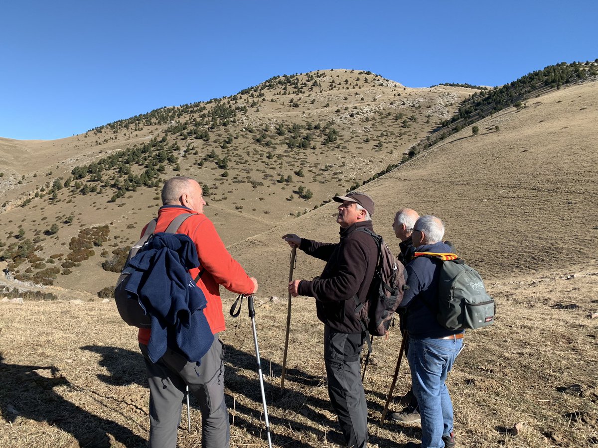 CabirolsRoses's tweet photo. Aquest matí un escamot de Cabirols ha anat a fer una visita a n’en Marià i en Pep a terres ripolleses, ha estat fantàstic aprendre dels més savis...
La propera la farem a Roses!!
#cabirolsroses #elscabirolsmolen #orgulldeclubcabirols #regio6 #ripolles #sendersdecatalunya https://t.co/GgDBNzeFix