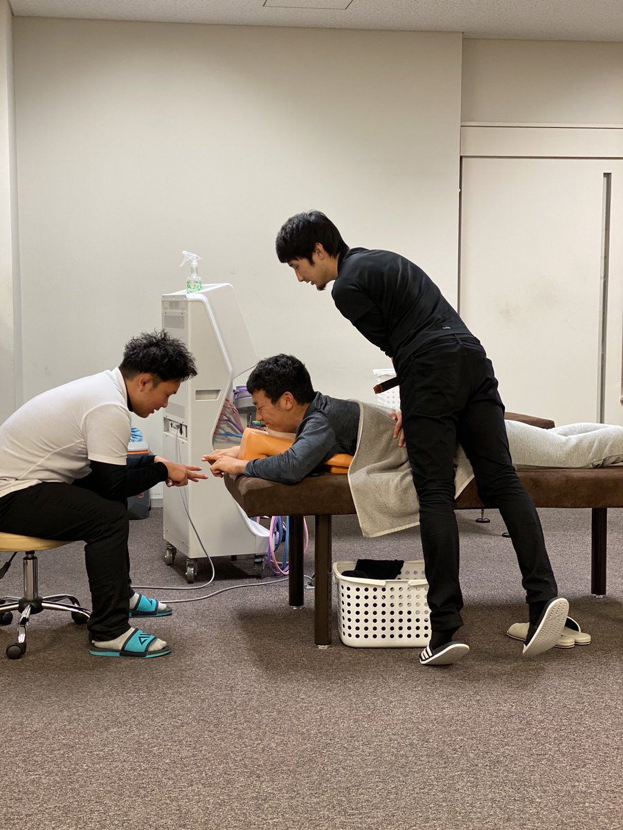NDirection2016's tweet photo. 河原で将棋打ってる人達みたい https://t.co/w0gDNryE5Q