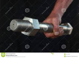 большой болт в руке. огромный болт с гайкой. большой болт. большой болт и гайка. огромный болт с гайкой.