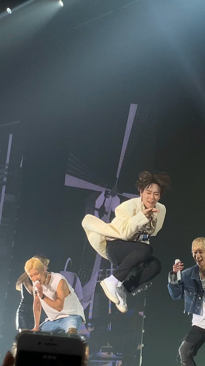 MiWi_n_r's tweet photo. คนอะไรโดดสูงขนาดนั้นยังหล่ออยู่เลย 🥺
#WINNER #김진우 #JINU
#WINNERCROSSTOURINBKK https://t.co/QPu4Zx8nlZ
