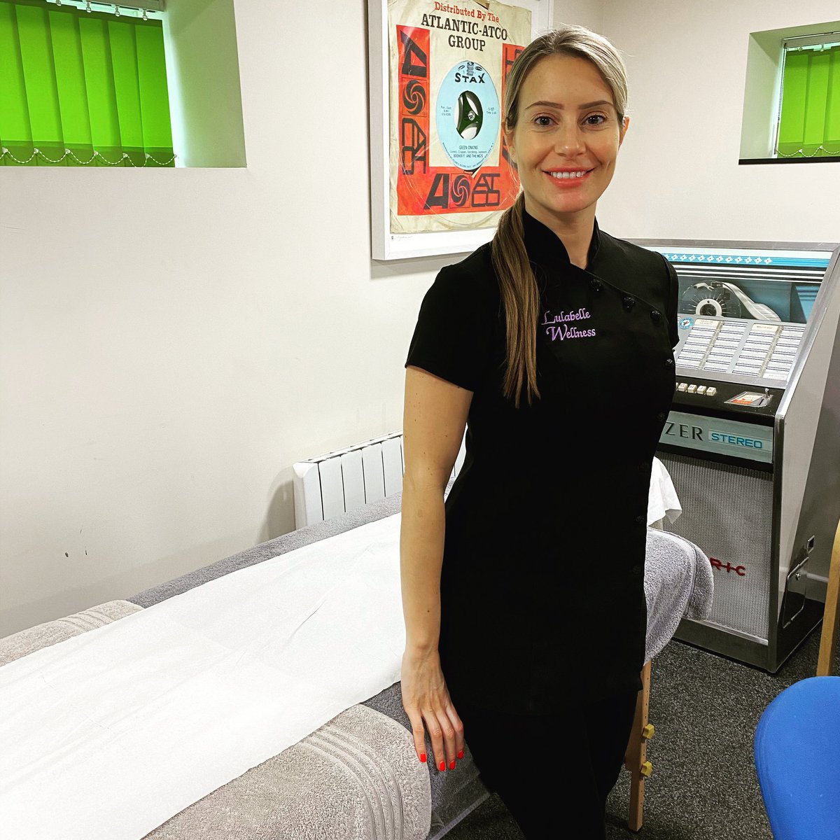 DarkeLtd's tweet photo. Great end to a busy week, Lucy from lullabelle wellness dropped in to our offices to make sure all staff were relaxed for the weekend #wellbeing #staff #together https://t.co/h9XrwM3Vsx