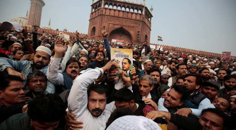 ziyasayed6's tweet photo. Bhim Army Chief Chandra Shekar Aazad holding copy of constitution, was protesting at the Jama masjid in #Delhi after his release from Tihar jail
#Welcome_Azad https://t.co/1m3aQfO8rj