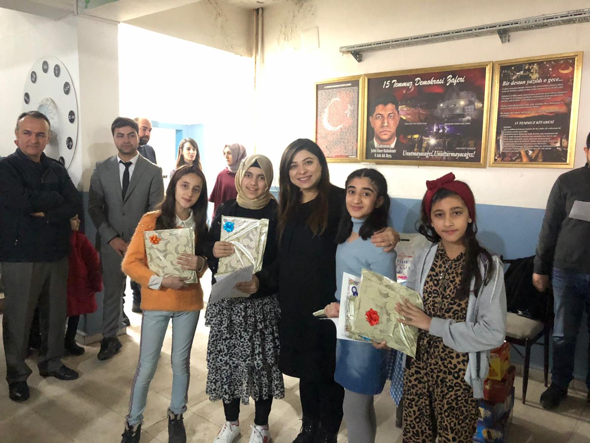 Ciho2017's tweet photo. Okulumuzun en çok önem verdiği konulardan ilki olan ve dönem boyunca yürütülen "kitap okuma" etkinliği kapsamında, ödüllendirilmeyi hak eden öğrencilerimize de gayretlerinin karşılığını ve teşekkürlerimizi sunduk.
#cizreİHO #Ciho
@CizreMem
@tcmeb
@cizrekaymakaml
@SIRNAKMEM73 https://t.co/B0hbYaeLBf