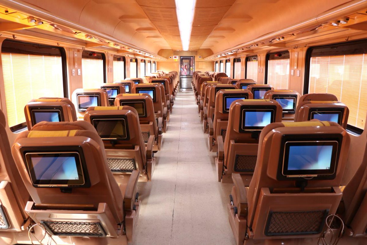 SLohaniBJP's tweet photo. 🚉 🇮🇳✌️ #Tejas_Express
#ModiHaiTohMumkinHai 
यात्रियों को आधुनिक सुविद्याये देने को प्रतिबद्ध भारतीय रेलवे द्वारा आधुनिक तकनीकी ओर सम्पूर्ण सुविधा युक्त “तेजस” ट्रेन  अहमदाबाद मुंबई के बीच तेजस ट्रेन का शुभारंभ  हुआ @PiyushGoyal
@narendramodi  #GoTejasGo
 #AhmedabadMumbai https://t.co/v84uMwbsIo