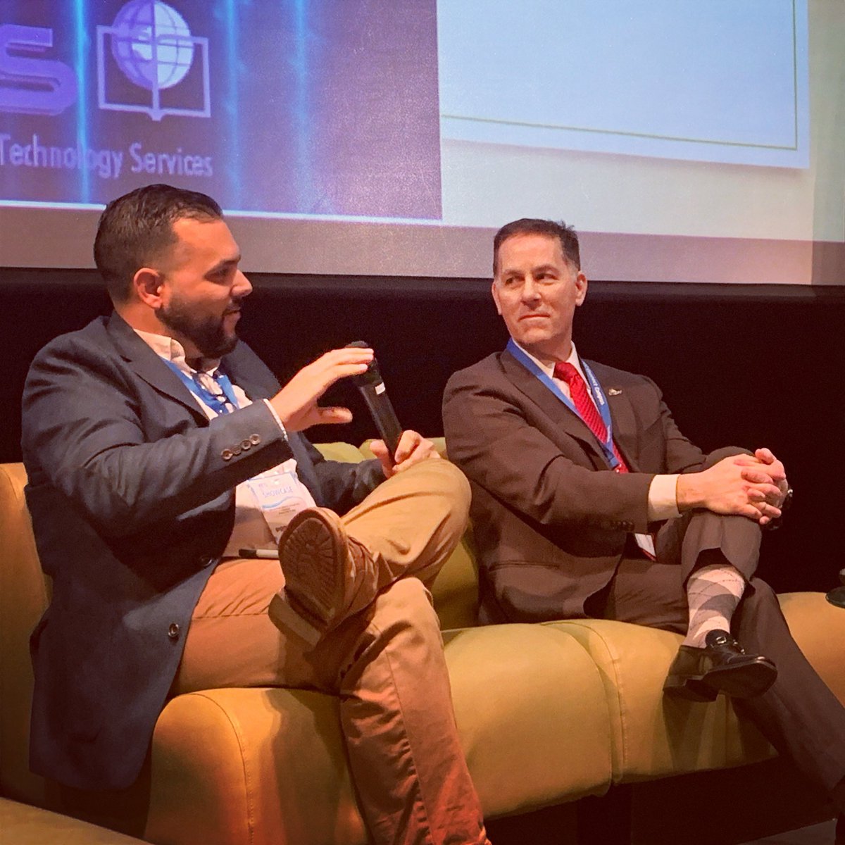 interespr's tweet photo. El profesor Rolando Méndez, de la Universidad Interamericana de Puerto Rico y el doctor Michael Hutmaker del Manhattan Community College of New York ((CUNY), discuten temas relacionados a la integración de la tecnología y la educación a distancia. @hetsorg https://t.co/3NZ2PdVpFR