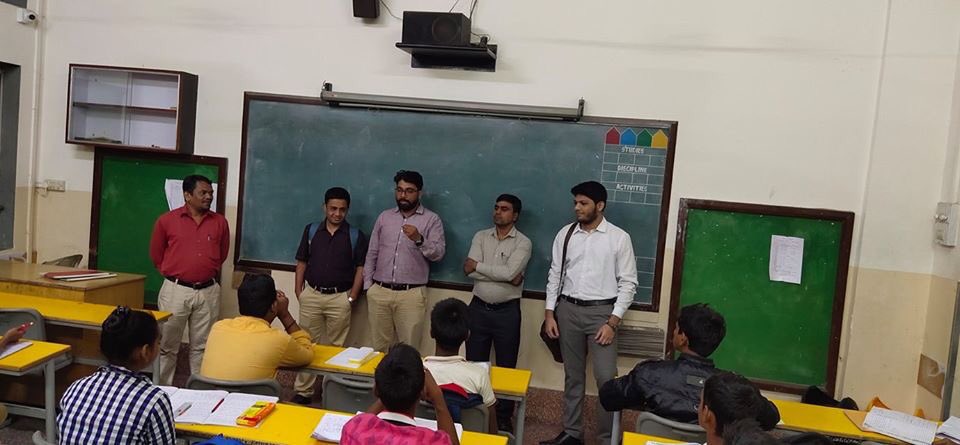 EdelGive's tweet photo. 10 employees from @EdelweissFin’s Credit BG, Boston office celebrated the Farewell party of class Xth students, mentored by St. Dominic Savio Past Pupils Association. 200+ water bottles and lunch boxes were distributed among the children as presents. #EdelEngage https://t.co/m6ORilZvGu