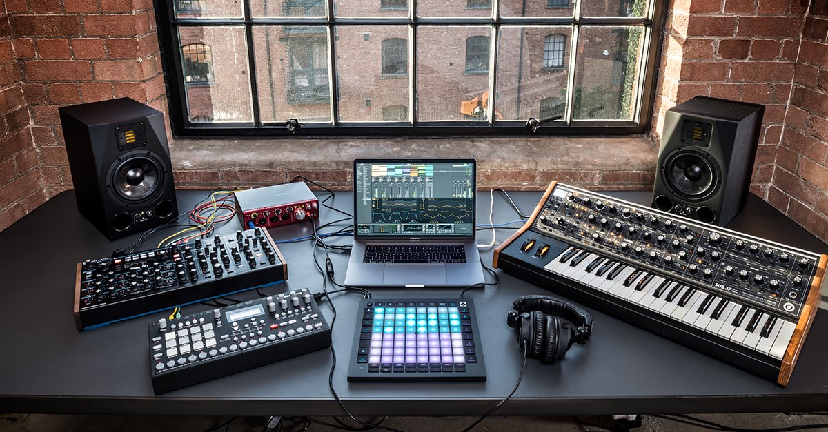 Tc electronic studio konnekt. Korg 2021. студия звукозаписи интерьер. студия electric ladyland. музыканты в студии звукозаписи.