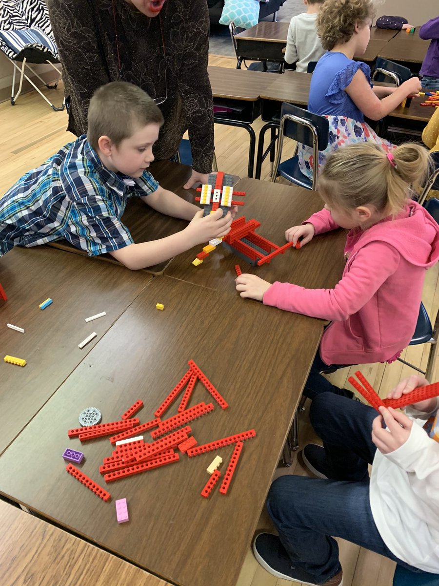 halexander_ELS's tweet photo. How can we work together to make something with 100 objects?  #planandcreate #100thDayofSchool @leannekluttz @RES_RSSS @JenniferWarden5 https://t.co/sR28AvYbQE
