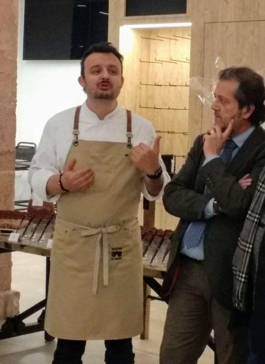 El diciembre pasado se inauguraron las instalaciones #beantobar del <a href="/MuseuXocolata/">@MuseuXocolata</a> en #Barcelona. Olivier Fernández <a href="/PastryOlivier/">Olivier Fernandez</a> director de la <a href="/EPGB_Barcelona/">Escola Pastisseria B</a> y artífice del proyecto, las presentó junto a Paco Gil, director del Museo. Hilo👇🏽