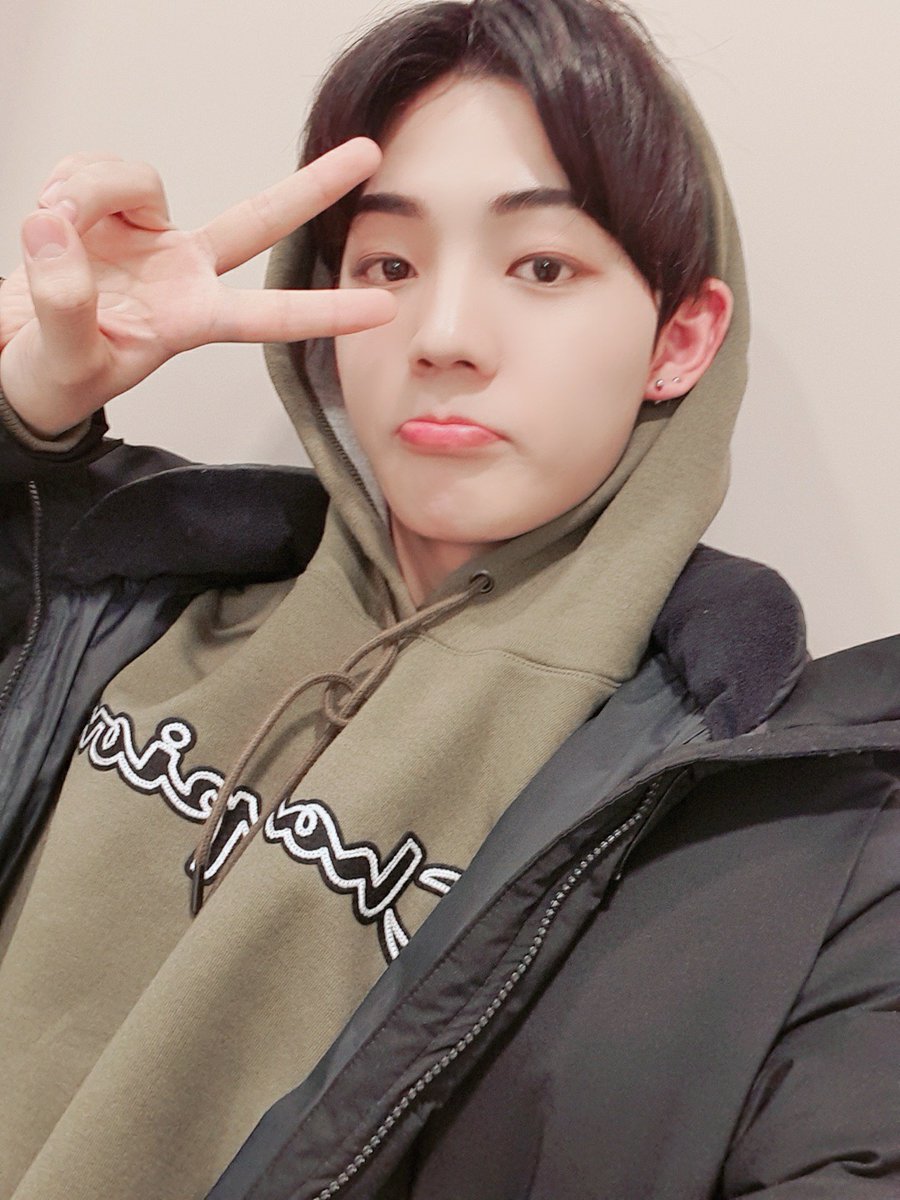 official_ACE7's tweet photo. [#에이스_찬]

오늘도 즐거운 하루~😉
(귀 왜 이렇게 빨개..🙈)

#ACE #에이스 #CHOICE #초이스
#초이들 #내가 #많이 #사랑해요 #내맴 #알쥬 #? https://t.co/mufq2xsQVN