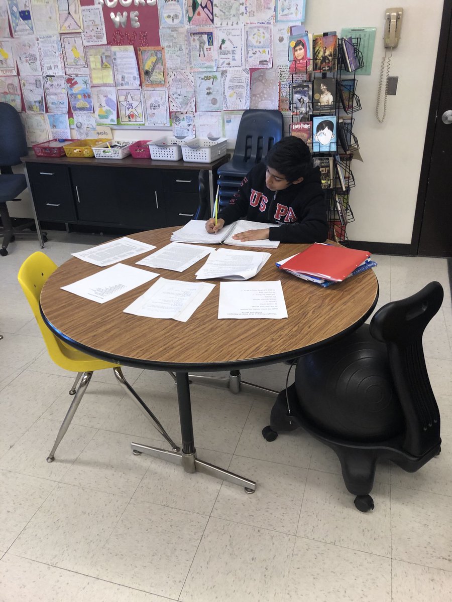 6the grade writers rocking their resources in Mrs Saum’s writing lab!