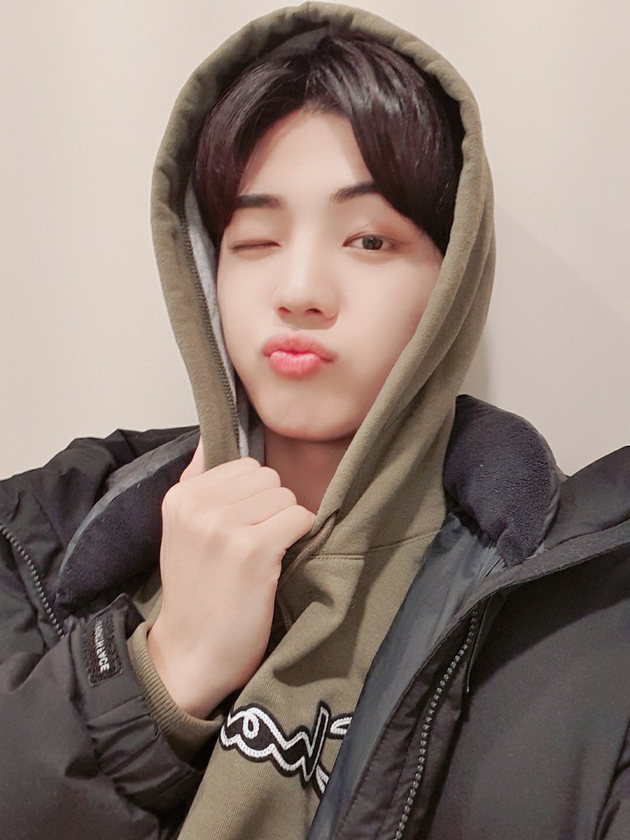 official_ACE7's tweet photo. [#에이스_찬]

오늘도 즐거운 하루~😉
(귀 왜 이렇게 빨개..🙈)

#ACE #에이스 #CHOICE #초이스
#초이들 #내가 #많이 #사랑해요 #내맴 #알쥬 #? https://t.co/mufq2xsQVN