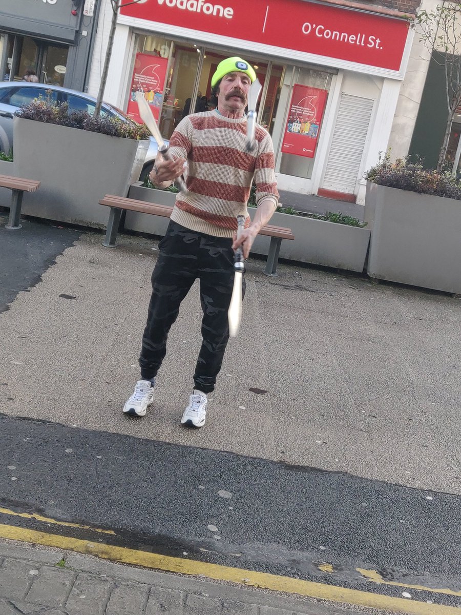 Chris_Fitz_LIT's tweet photo. Sword juggling #100sonas #happy100days https://t.co/8PZiunNzXr