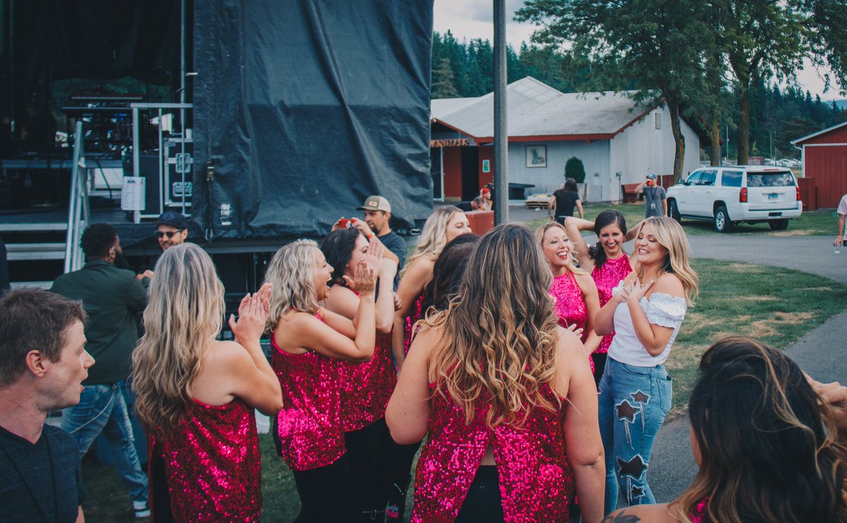 SeattleWolf's tweet image. Crankin' up @Lauren_Alaina #GettingGood at 9:30 am! 

We LOVE this woman!! ~ @DeAnnaLeeDance