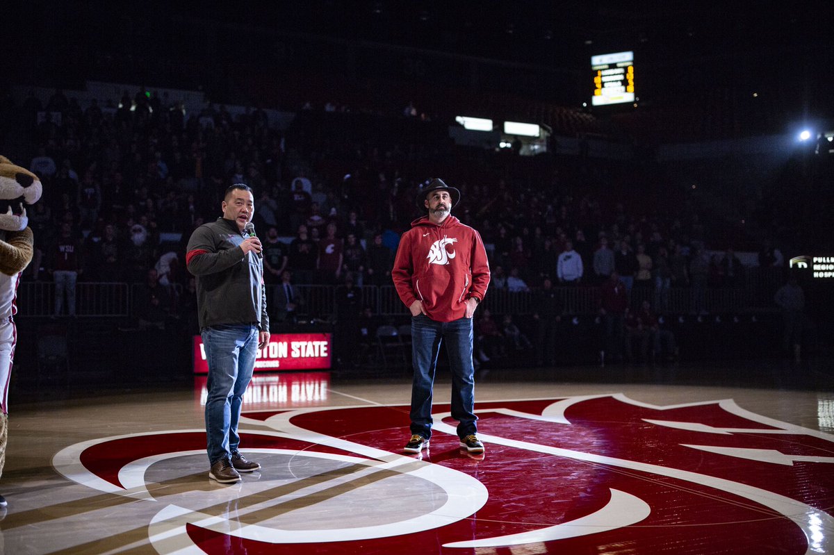 What a win last night for @WSUCougarMBB!

Undefeated when our guy <a href="/NickRolovich/">Nick Rolovich</a> addresses the crowd at halftime 😉 

#GoCougs | #RoloEra
