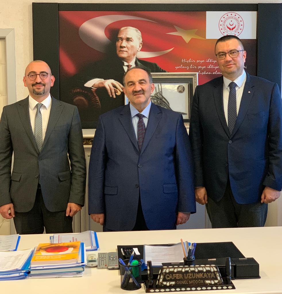 Koç Holding A.Ş İSG ve Çevre Yöneticisi Evren Emektar ile Türk Traktör İSG Müdürü Selim Arun Genel Müdürümüz <a href="/CaferUZUNKAYA/">Cafer UZUNKAYA</a> yı makamında ziyaret etti.Ziyarette <a href="/kocholding/">Koç Holding</a> te yapılan sanal gerçeklik ile İSG eğitim çalışmaları hakkında bilgi alışverişinde bulunuldu.