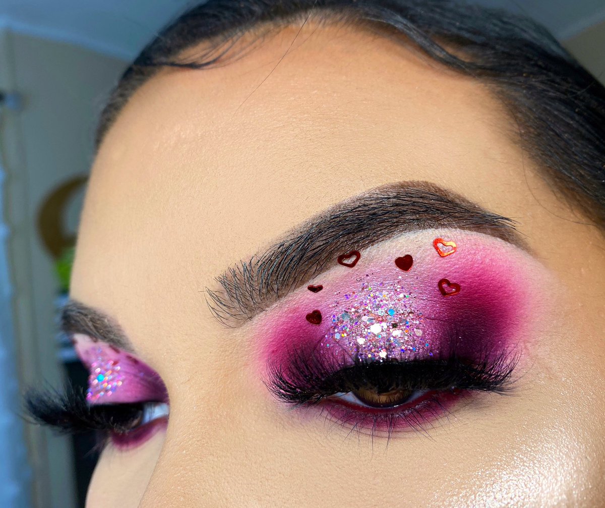 gxldvibee's tweet photo. Love is in the air 🤍♥️💖#benefitbrowsearch #JeffreeStarCosmetics #norvina #MorpheBabe https://t.co/U2NKIjZIN9