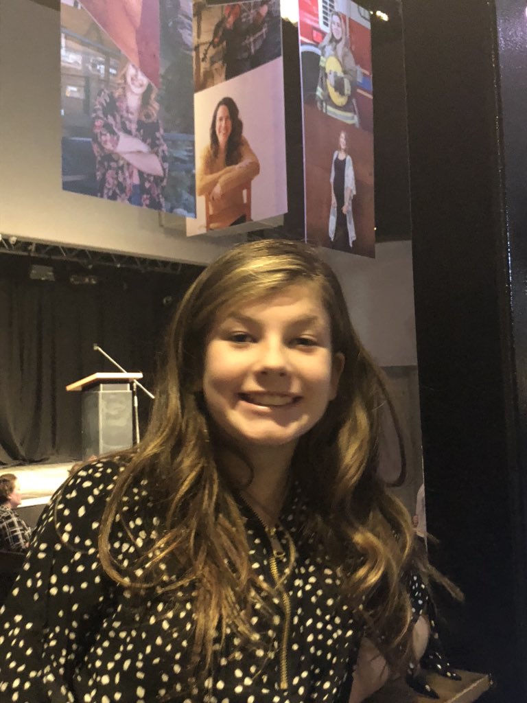 brookeshag's tweet photo. My sister couldn’t come last night, so we took Jordyn’s picture with her 😂🙌 https://t.co/fH7CsjghPn