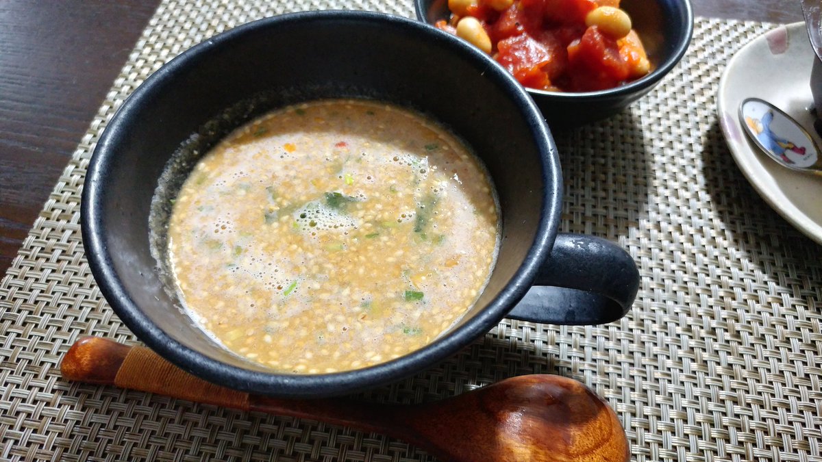 夜食は道連れ 世は情け
ちょっと乱暴ですが…
寒くて寒くて担々麺のスープだけ食べたくなり、ワカメスープの「焙煎ゴマスープ」を使って、即席担々スープなるものを作ってみました…✨
少し甘めなので、ラー油足しても良いです✨