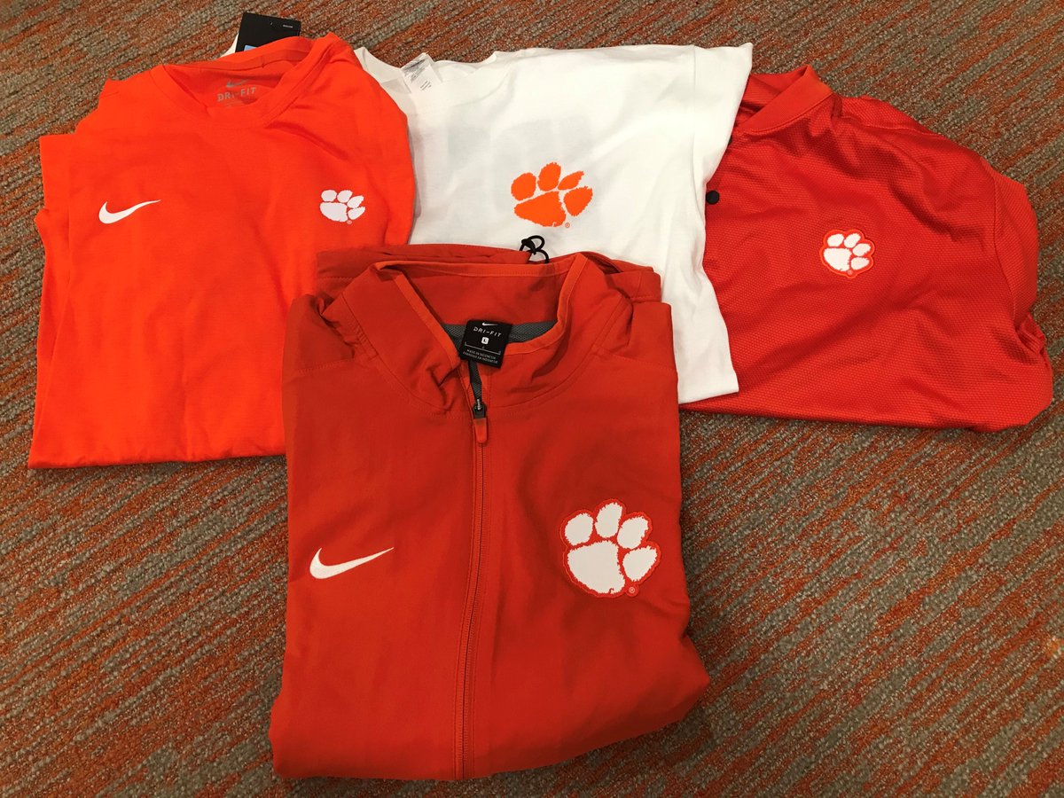 🔶#SolidOrangeFriday Giveaway🔶
  
Want a chance to win an #IPTAY Prize Pack?
    
1⃣ Follow <a href="/IPTAY/">IPTAY</a> 
2⃣ Retweet and Like this post
3⃣ Mention two friends in the replies below⤵️
    
We will select + contact the winner today (1/17/2020) at 4 PM