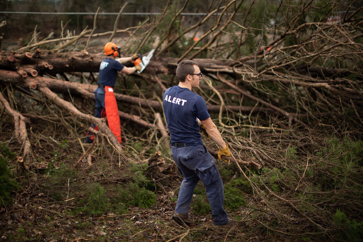 Franklin_Graham's tweet photo. .@AlertAcademy is at it again, this time serving with us in DeSoto County, MS. Thank you to this hardworking group for all they are doing! @SamaritansPurse https://t.co/5hiQx2Zvhx