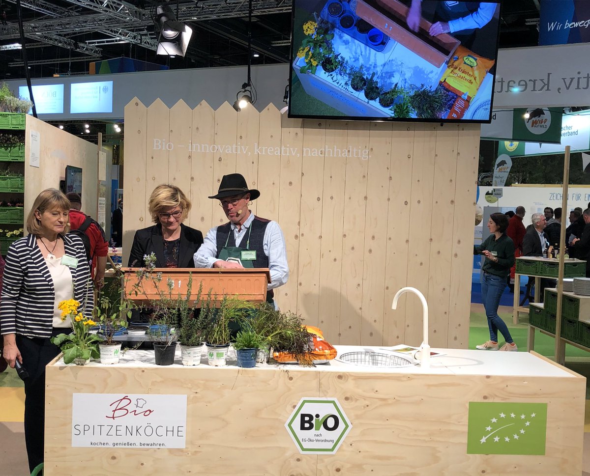 Biohoefe's tweet photo. Blumenkästen bienenfreundlich bepflanzen: Christian Herb von der #BioGärterei Herb zeigt, wie man auch ohne einen großen Garten viel gutes für unsere summenden Freunde tun kann. Wo? Halle 27, #BÖLN-Stand auf der @gruenewoche! #bioigw https://t.co/b0i1WvbcPP
